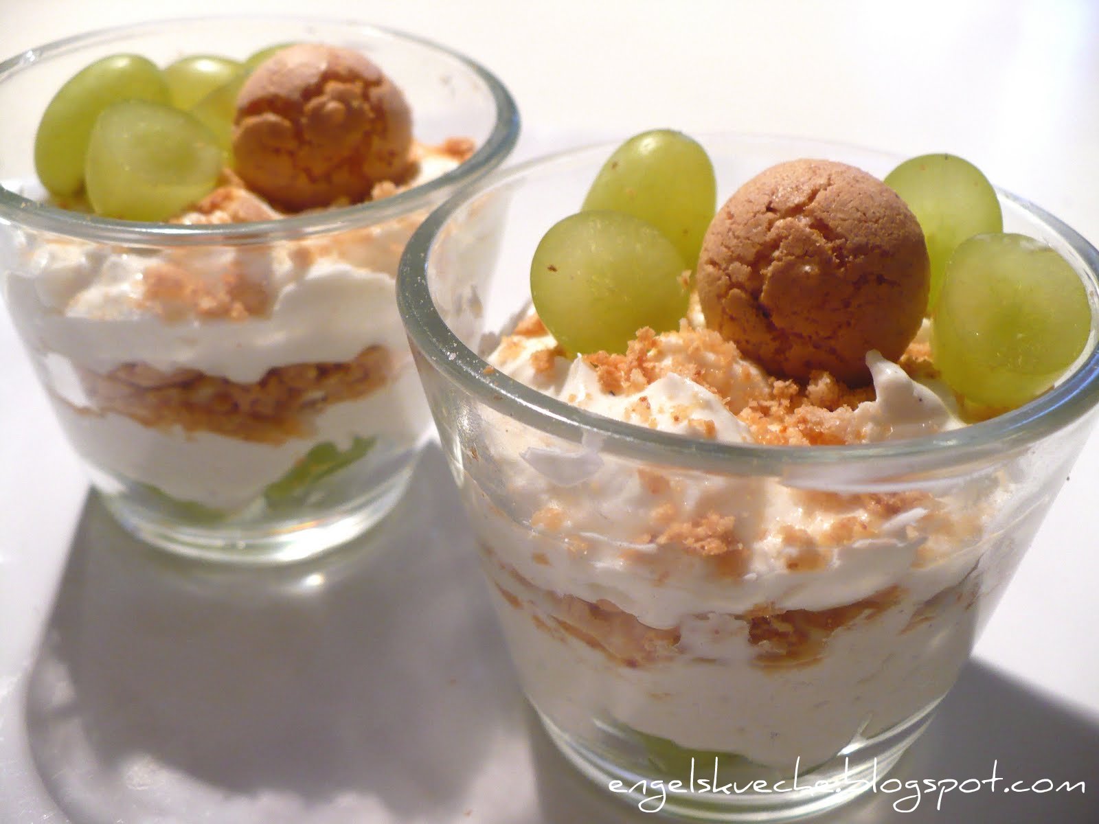 Essen aus Engelchens Küche: Mascarpone-Quark-Creme mit Trauben und Keksen