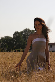 Elisa, tra i campi di grano...