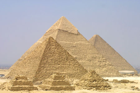Sabías que Zahi Hawass recibía al año 140.000 euros de National Geographic, y que.... Piramides-giza