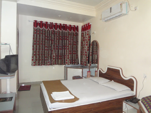 Hotel Amrapali, D.Sawarkar Shopping Complex, Saroj Chowk, Jawahar Road, Amravati, Maharashtra 444601, India, Lodge, state MH