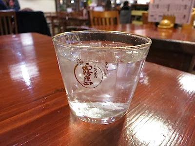 焼酎ロックは博多標準の波波盛り