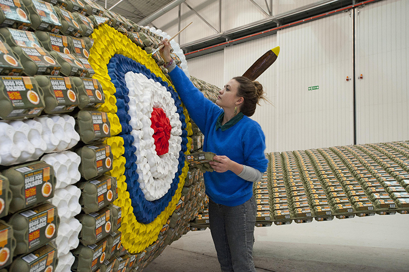 ＊藝術家jack munro和charlotte austen：用6500個雞蛋盒做的噴射飛機！ 7