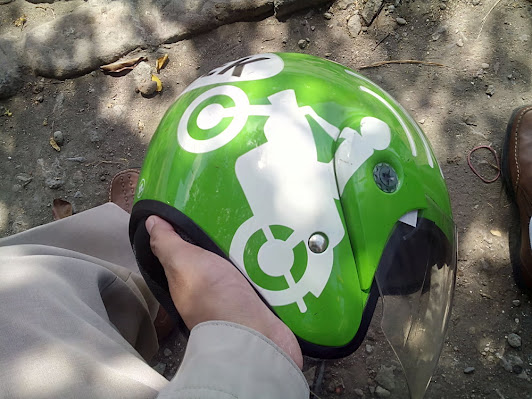 Helm khas Go-Jek. (photo by Brahm)