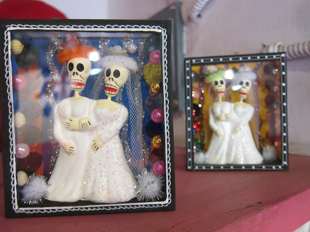 A little lesbian skeleton wedding!