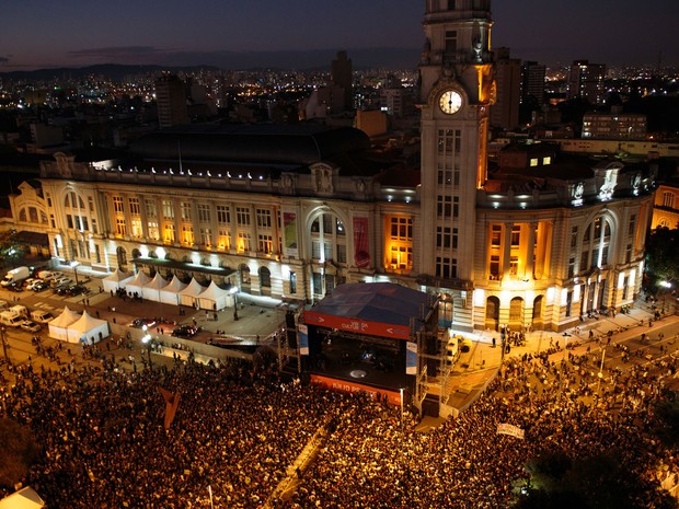 Multidão de pessoas concentrados na cidade São Paulo durante a virada cultural.