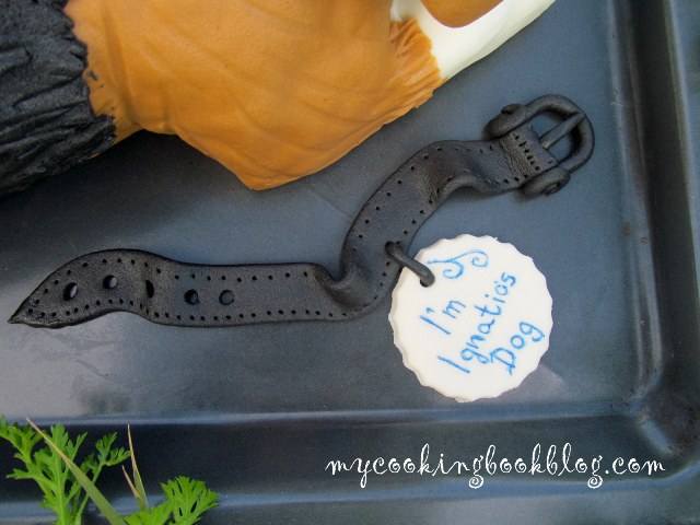 каишката с надписан медальон