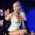 Mais Quente Que o Inferno: Jennifer Lopez Sobe, Desce Empina e Rebola em Performance de ''Booty'' no Fashion Rocks!