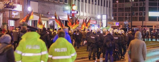 Dügida-Nazis und Polizei.