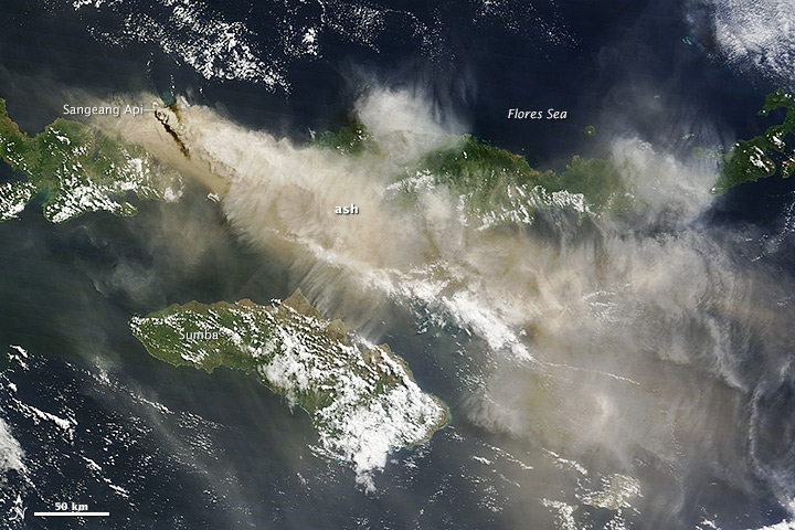 Enormes pirocúmulos asociados a la erupción del Sangeang