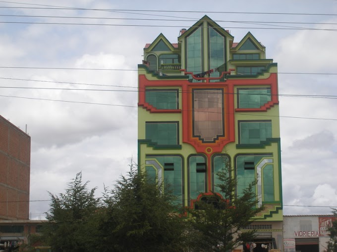 La moda de las casas colorida y con chalet encima en El Alto