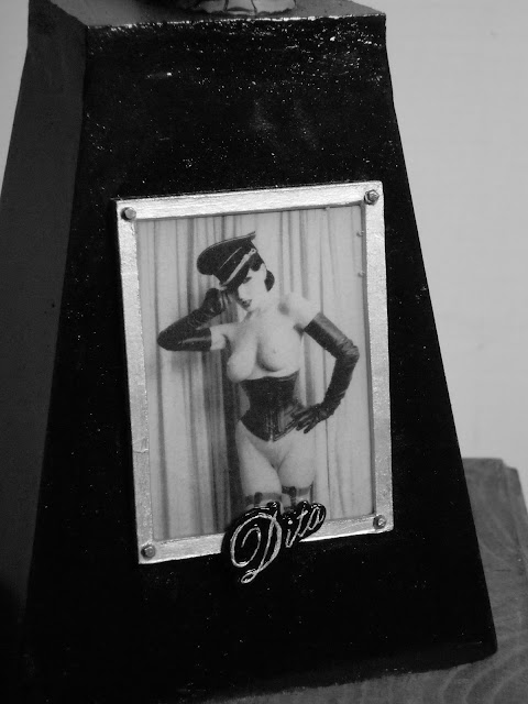 Pin-up  Dita von Teese, ça change des zombies (nudité) DSCN1381