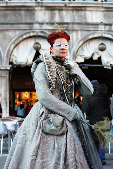 Лица, маски, дожди и метели