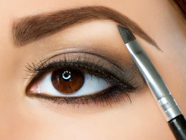 Chì kẻ mắt cũng nằm trong danh sách những món đồ makeup mà người mới nên có