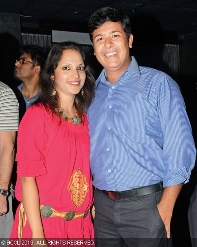 Nupur and Basu attend a girls' night party, held at one of the popular pubs in the city.