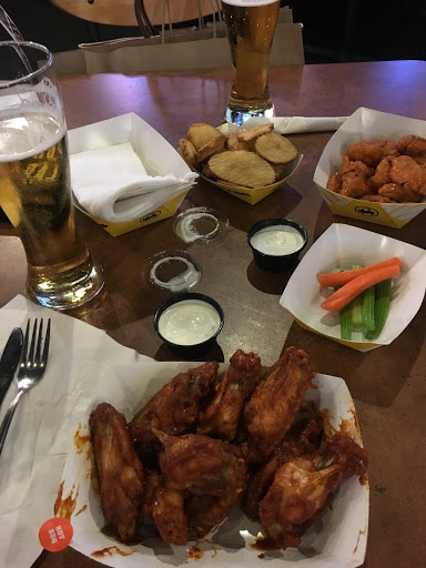 Chicken Wings Restaurant «Buffalo Wild Wings», reviews and photos, 1594 Military Rd #100, Niagara Falls, NY 14304, USA