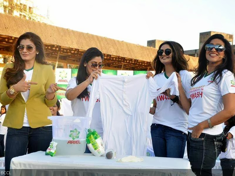 (L-R) Raveena Tandon with Sakshi Tanwar, Madhoo and Rituparna Sengupta during a brand's promotional event, held in Mumbai. (Pic: Viral Bhayani)