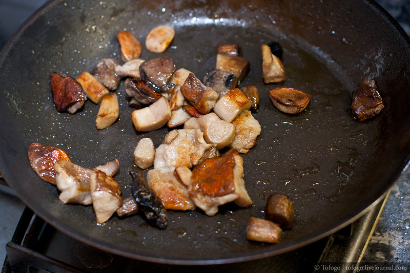 Лук тушеный без масла. Тесто маленькими кусочками жариться. Мясо в сковороде перевернуть. Жарим мясо на лагман. Мраморный гриб как готовить.