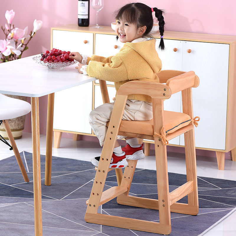 Ghế cho bé được làm từ chất liệu gỗ