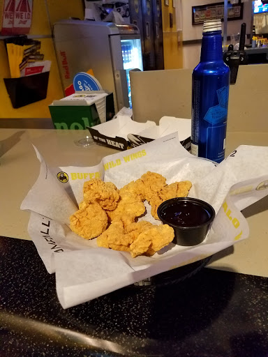Chicken Wings Restaurant «Buffalo Wild Wings», reviews and photos, 1500 S Willow St, Manchester, NH 03103, USA