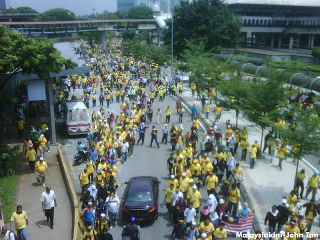Bersih 3.0 - ஒரு லட்சம் பேர் தலைநகர் கோலாலம்பூரில் குவிந்துள்ளனர். கண்ணீர்ப்புகைக் குண்டுகள் வீசப்பட்டுள்ளது. IMG00043-20120428-1407