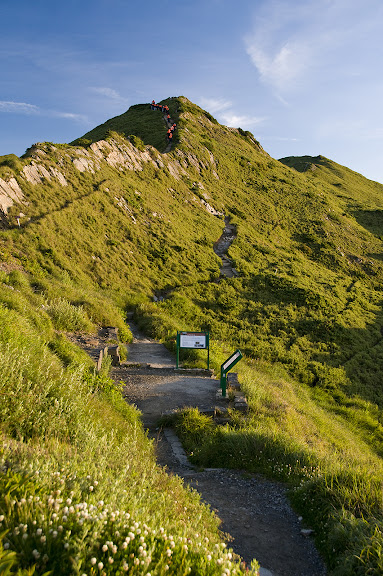 本輯係記錄台灣 3000 公尺 以上高山、湖泊共 140 多張之美景。