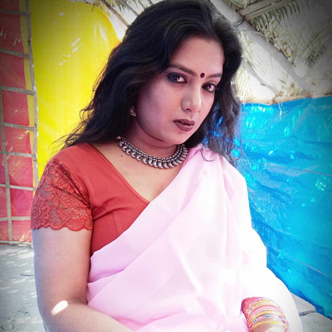 Kavita Bhabhi Kavita Radheshyam in hot sexy saree photos in Hindi.