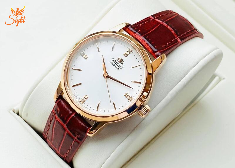 Orient nữ RA-NB0105S10B có vẻ ngoài thời thượng với phần dây nâu đỏ đầy trẻ trung