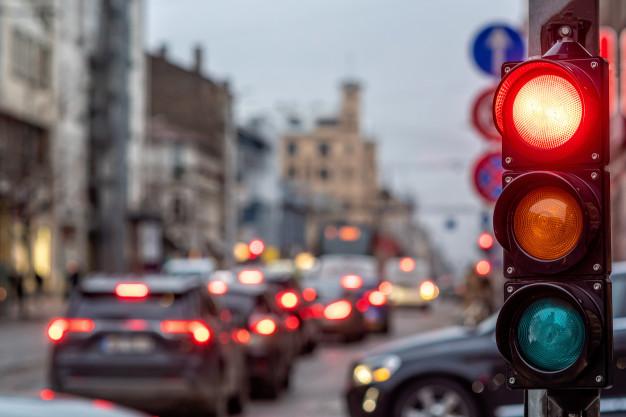 Un cruce de la ciudad con un semáforo. luz roja en semáforo Foto Premium