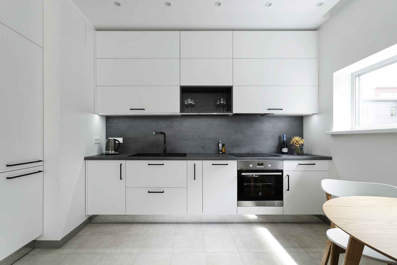 Bilde ar baltu virtuvi no raksta - Kā saskaņot virtuves dizainu un mājokļa interjeru?