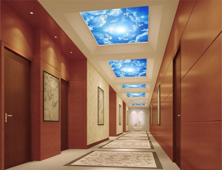 Trần mây vẽ bầu trời xanh cũng là giải pháp trang trí mới mẻ và ấn tượng cho hành lang khách sạn