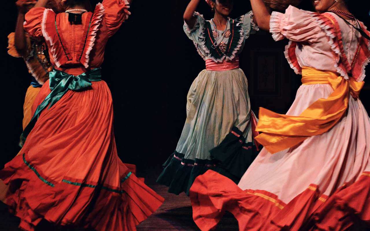 spanski uticaj na danasnju modu</span</h1<p dir=ltr<br<p dir=ltrŠpanija je zemlja čuvena po svojoj bogatoj istoriji umetnosti, kulture i mode.<p dir=ltr Od flamenka do borbe bikova, španska kultura je urezala dubok trag u svetu, u mnogim oblastima života, uključujući i modu. U ovom članku ćemo detaljnije izučiti uticaj španske kulture na žensku modu, istražujući strast i umetnost koji su je oblikovali i inspirisali tokom vremena.<h2 dir=ltr<s<br</s</h2<h2 dir=ltrStrastvenost Španjolki prenela se i na modu</h2<p<br<p dir=ltrStrast je obeležje španske kulture, i to se ogleda u njenoj modi. Špansku žensku modu karakterišu svetle, smele boje i zamršeni dizajni. Ovaj vatreni i ekspresivni stil mode bio je pod uticajem španske umetnosti i kulture, i nastavlja da se razvija i menja tokom vremena.<p dir=ltrUkoliko želite da izgradite svoj autentični modni stil i probudite svoju uspavanu strastvenost i ženstvenost predlažemo vam <a href=https://balkanfun.travel/putovanja/spanija-malgrat-de-mar-letoMalgrat de Mar letovanje</a, na kom ćete moći da isusite sve čari vibrantne i opčinjavajuće mode u Španiji.<p dir=ltrSmešten na Kosta Bravi u Kataloniji, ovaj primorski grad poznat je po živoj i živahnoj kulturnoj i modnoj sceni. Od ulične do visoke mode, <a href=https://www.mojodmor.rs/blogovi/moda/1.htmlmoda</a u Malgrat de Maru odražava strast i energiju samog grada. Dizajneri u ovoj oblasti crpe inspiraciju iz svetlih i smelih boja Mediterana, stvarajući odeću koja je i lepa i izražajna.<p dir=ltrU ovom gradu ćete takođe moći da pronađete ne samo modnu inspiraciju već i da otkrijete potpuno drugačiji, izvorno španski opušteni i strastveni pristup životu.<p dir=ltr<br<h2 dir=ltrŠpanska umetnost i kultura kao snažan uticaj</h2<p<br<p dir=ltrŠpanija je zemlja sa bogatim kulturnim nasleđem, a to se može videti u njenoj umetnosti, plesu, muzici i modi.<p dir=ltrJedan od najuticajnijih oblika španske umetnosti je flamenko, vrsta plesa koja je nastala u Andaluziji u južnoj Španiji. Flamenko je poznat po svojim strastvenim i vatrenim pokretima, koji su često praćeni muzikom i pevanjem. Ovaj strastveni i dramatičan stil plesa inspirisao je špansku žensku modu, a dizajneri su u svoju odeću uključili smele, svetle boje i jedinstven dizajn.<p dir=ltrBorbe bikova su još jedan važan aspekt španske kulture. Ovaj sport je prožet tradicijom i smatra se simbolom španske hrabrosti i snage.<p dir=ltrTradicionalni kostim za borbu bikova, poznat kao traje de luces, je odelo jarkih boja koje je ukrašeno zlatom i srebrom. Ova smela i privlačna odeća takođe je inspirisala špansku žensku modu, sa dizajnerima koji su u svoju odeću uključili slične boje i dizajn.<p dir=ltrPored flamenka i borbe bikova, špansko slikarstvo je takođe imalo značajan uticaj na žensku modu. Žive boje i dramatični potezi španskih slikara kao što su Pablo Pikaso i Salvador Dali inspirisali su dizajnere da kreiraju odeću koja je i smela i izražajna.<p dir=ltr<br<h2 dir=ltrEvolucija španske ženske mode</h2<p<br<p dir=ltr<span<img src=https://lh5.googleusercontent.com/EgGmnfbu6-VZfFt0h13EX9uLc4sYcAEP6xVhkRz4WVNoXcwAzrJzC8qAWru_gLNQmoSp1Dh7PEzTZxP-l8JiJNjI0sLvNPMwFYnj1ExP3M-F8UsSUJPPp1f_f5JWoQm247yce70-gd8kRfDwbi1MXZk height=376 class=fr-draggable fr-dib style=width: 602px; alt=evolucija spanske zenske mode</span<p dir=ltr<br<p dir=ltrŠpanska ženska moda se razvijala i menjala tokom vremena, uzimajući u obzir kulturne, društvene i političke uticaje.<p dir=ltrTokom 19. i 20. veka, španska moda je bila pod jakim uticajem pariskog stila, pri čemu su žene usvajale strukturiraniju i prilagođeniju odeću. Međutim, tokom 1960-ih i 1970-ih, španska moda je počela da razvija svoj jedinstveni stil, uključujući smele boje, zamršene dizajne i fokus na upečatljive aksesoare.<p dir=ltrDanas, španska ženska moda nastavlja da se razvija i menja, a dizajneri se inspirišu iz bogatog kulturnog nasleđa zemlje, kao i iz savremene umetnosti i dizajna.<p dir=ltrRezultat je živa i eklektična modna scena koja neprestano pomera granice mogućeg.<p dir=ltr<br<h3 dir=ltrZnate li ko su najpoznatiji španski dizajneri?</h3<p<br<p dir=ltrŠpanija je tokom godina proizvela mnoge talentovane modne dizajnere, među kojima su neki od najuticajnijih Kristobal Balensijaga i Amaju Arzuagu.<p dir=ltr<a href=https://www.harpersbazaar.rs/public/moda/modni-dizajneri/modna-istorija-balenciaga-spanac-u-parizuKristobal Balensijaga</a je bio pionir mode koji je bio poznat po svojoj inovativnoj upotrebi oblika i silueta, kao i zbog svog ogromnog uticaja na haute couture scenu u Parizu.<p dir=ltrAmaja Arzuaga je savremena španska modna kreatorka koja je poznata po svojoj inovativnoj upotrebi boja i dezena, kao i po fokusiranju na održivost u modnoj industriji.<p dir=ltr<br<p dir=ltrSibila je misteriozna avangardna španska modna dizajnerka iz Madrida koja je poznata po upotrebi nekonvencionalnih materijala i istraživanju odnosa između mode i umetnosti.<p dir=ltrKao što vidite, španska kultura je ostavila dubok uticaj na žensku modu, pri čemu su je umetnost, strast i individualnost oblikovali i inspirisali tokom vremena. Od flamenka do borbe bikova, španska kultura je ostavila trag u svetu, a to se ogleda u smelom i ekspresivnom stilu španske ženske mode.<p dir=ltrBilo da ste u Madridu, <a href=https://www.mojodmor.rs/blog/putovanje-u-barselonu-sta-je-potrebno-da-znate-i-sta-morate-posetiti.htmlBarseloni</a ili Malgrat de Maru, španska moda nastavlja da pomera granice mogućeg, odražavajući strast i kreativnost koja je u srcu španske kulture.<p dir=ltrDakle, zašto ne biste krenuli na putovanje kroz strast i umetnost španske kulture i sami otkrili neverovatan svet španske ženske mode?