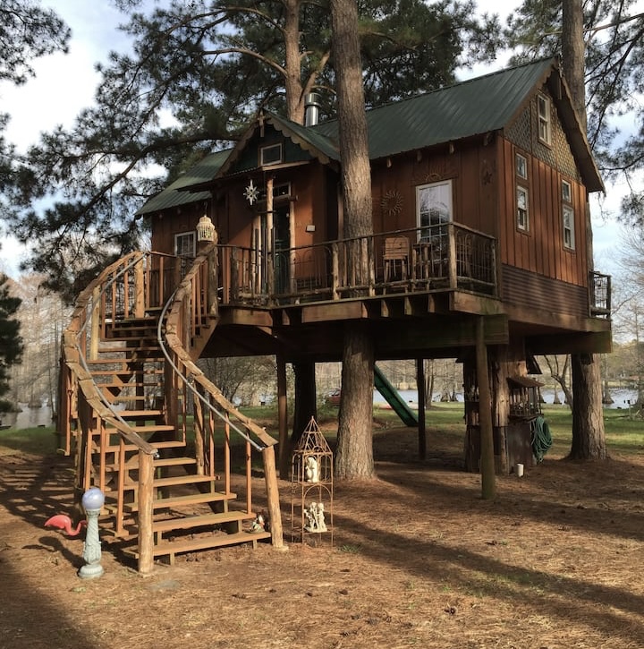Cedar Treehouse on Cross Lake - Best Pine Island Treehouse for a Romantic Getaway (in Shreveport)