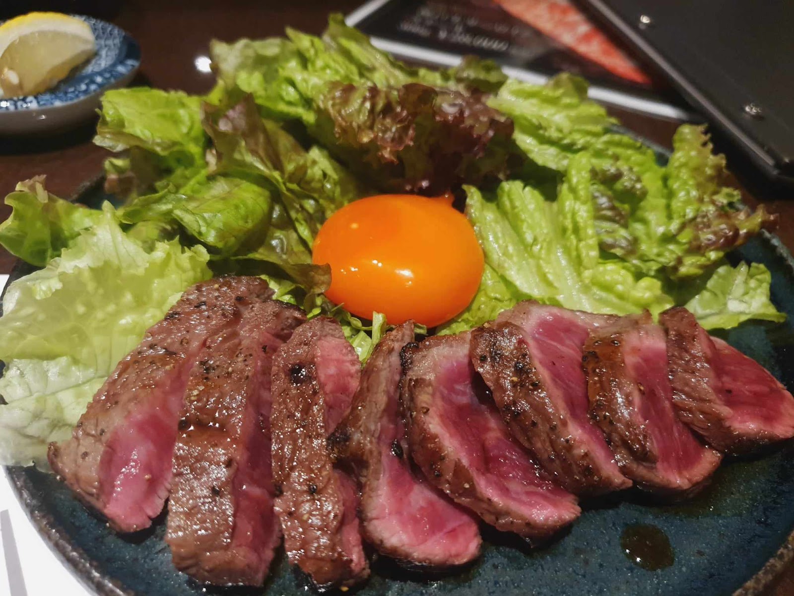 wagyu sashimi with raw egg and lettuce at 肉听 三条木屋町店