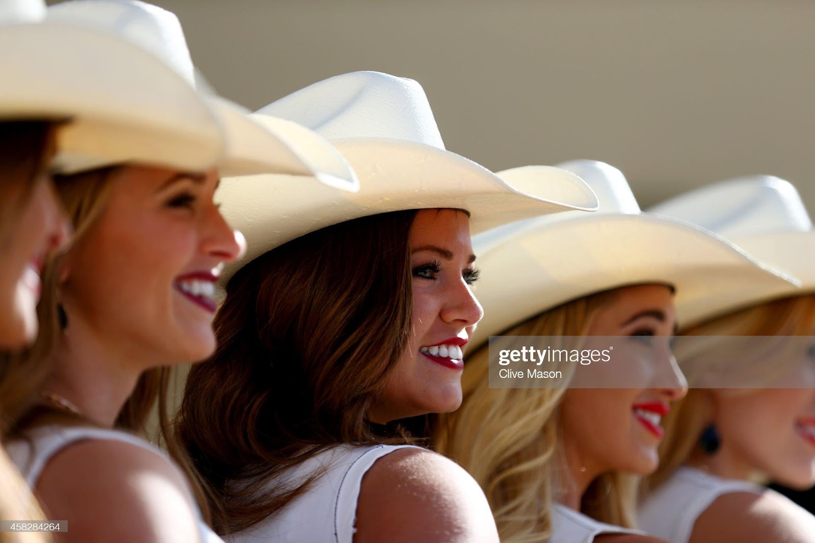 D:\Documenti\posts\posts\Women and motorsport\foto\Getty e altre\grid-girls-pose-before-the-united-states-formula-one-grand-prix-at-picture-id458284264.jpg