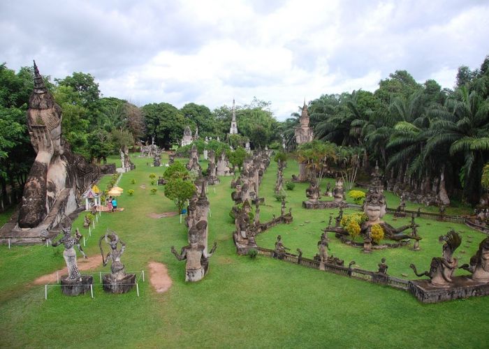 Tour du lịch Lào - Vườn tượng phật với hàng trăm pho tượng cổ kính tại thủ đô Viêng Chăn
