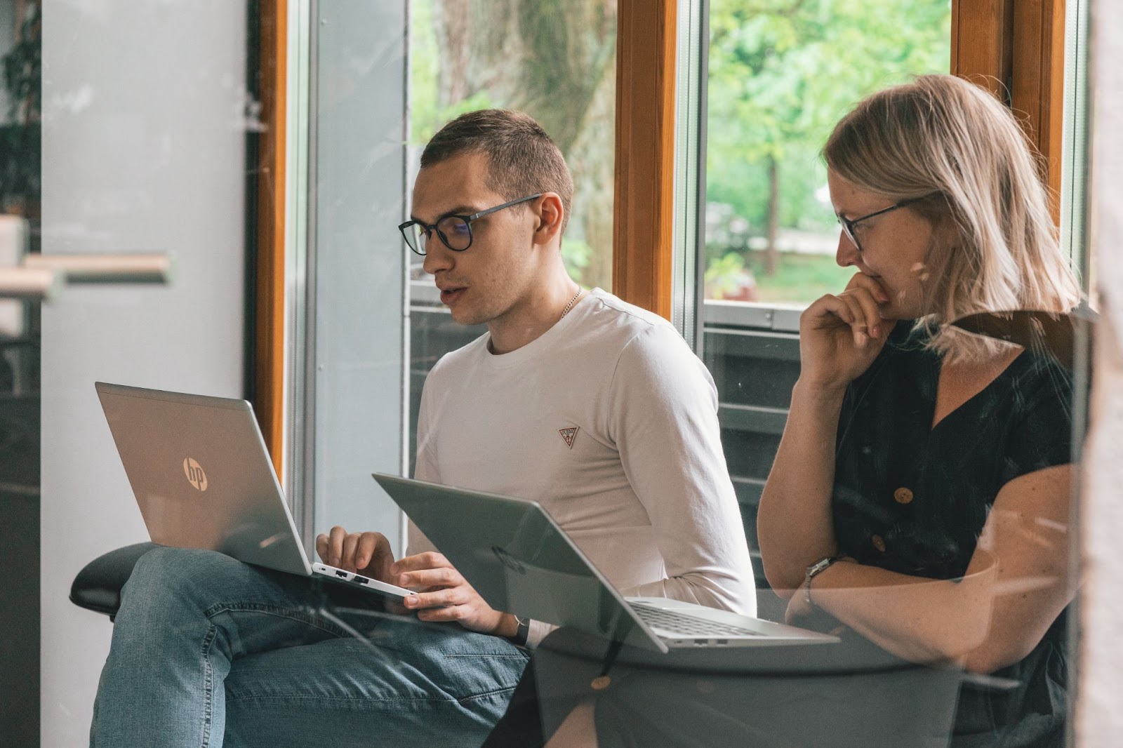 man handing over tasks to switch off on holiday