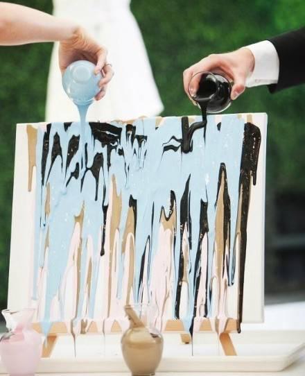 noivos derramam tinta azul e preta em uma tela em branco