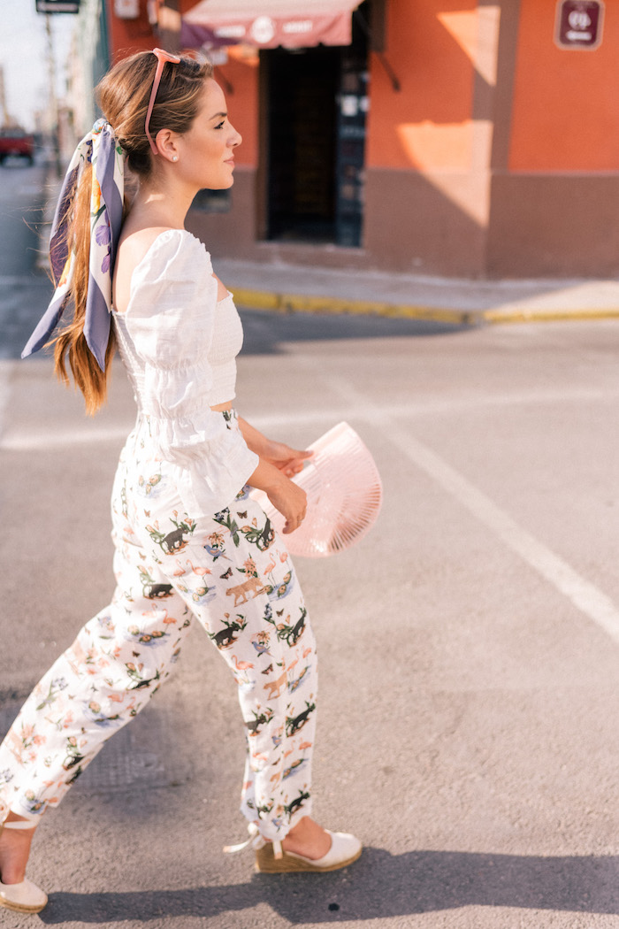 Sommer Outfit in hellen Farben, Pferdeschwanz mit Bandana und Sonnenbrille auf dem Kopf 