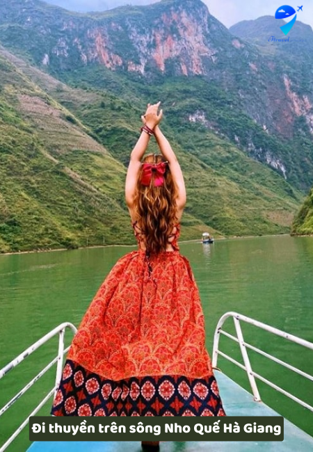 Đi thuyền trên sông Nho Quế Hà Giang