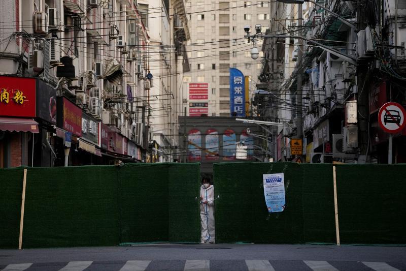 上海 COVID-19 封闭期间工作人员关闭一个住宅区的屏障，2022年5月
