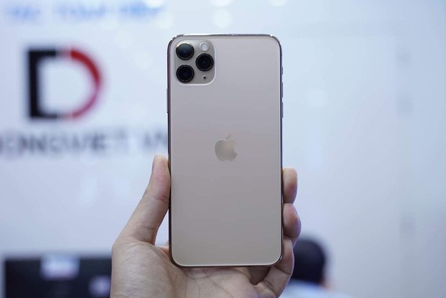 Mở hộp iPhone 11 Pro Max đầu tiên về Việt Nam dù thế giới chưa bán ra - Ảnh 1. Mở hộp iPhone 11 Pro Max đầu tiên về Việt Nam dù thế giới chưa bán ra - Ảnh 1.