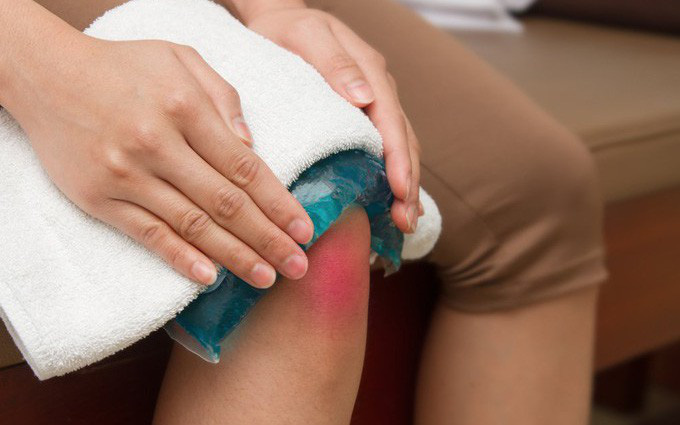 Nên chườm đá đúng cách để giảm đau nhức