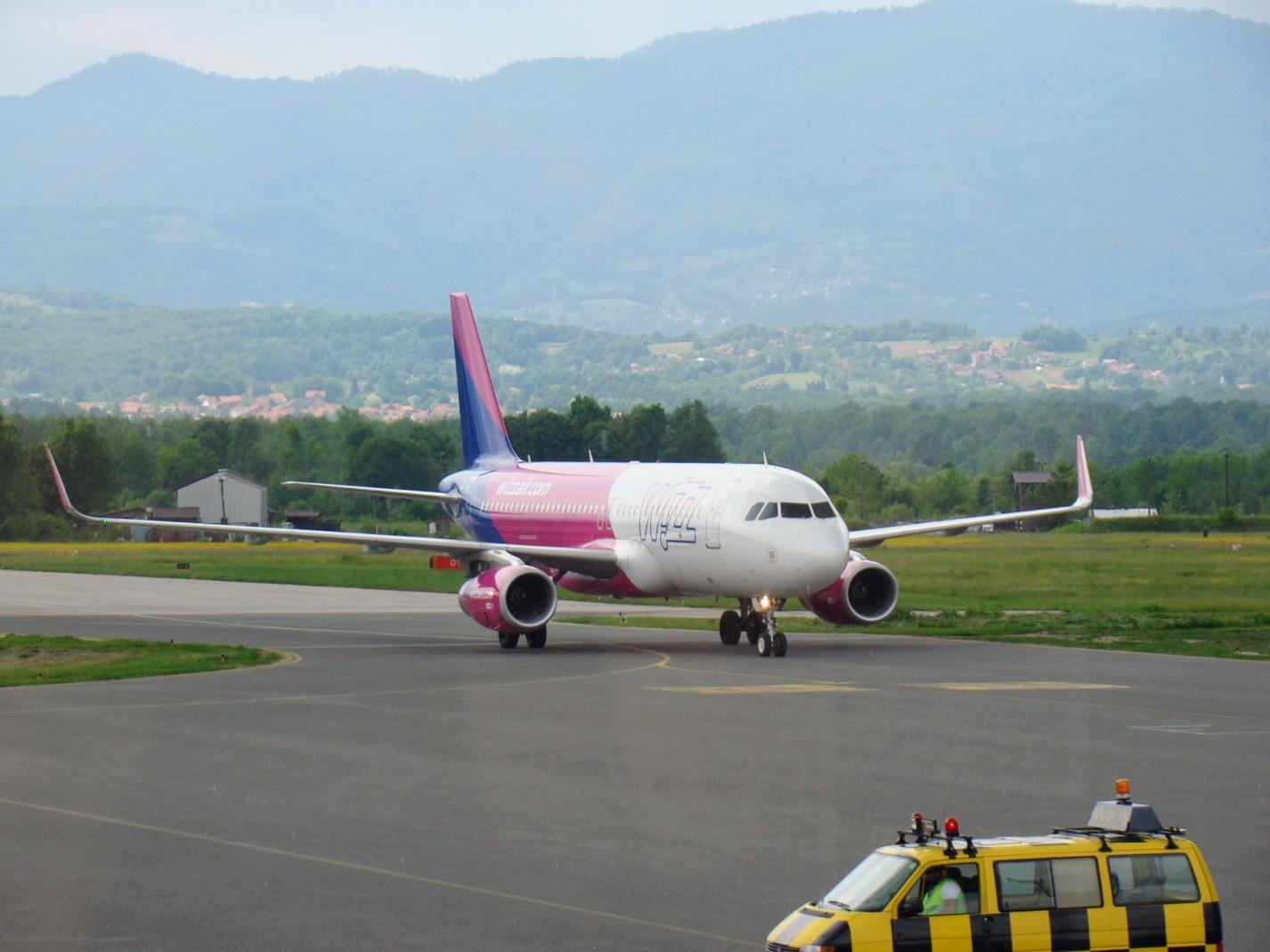 C:\Documents and Settings\Admin\Рабочий стол\Wizzari_plane_in_Tuzla_internaional_airport.jpg