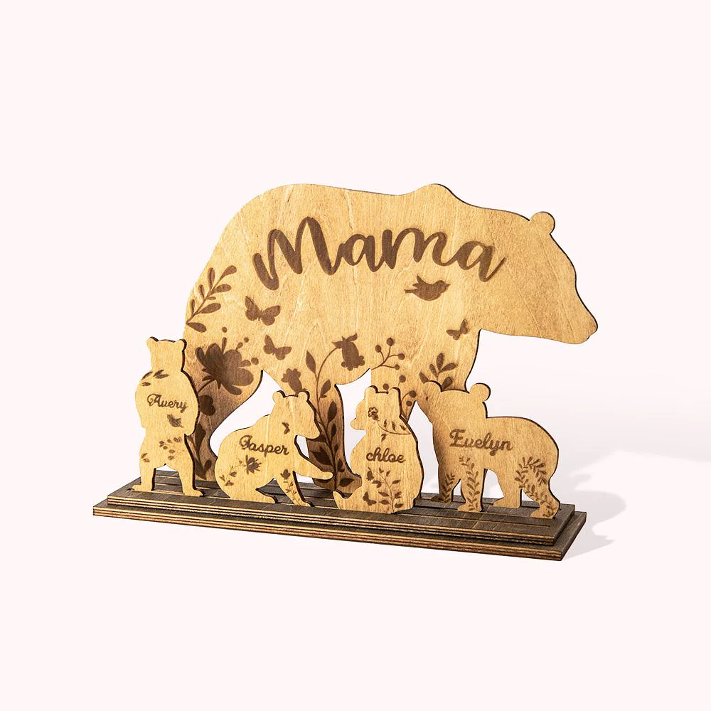 maman ours avec ses quatre petits. Décoration en bois personnalisée avec le prénom (Avery, Jasper, Chloé et Evelyn). 