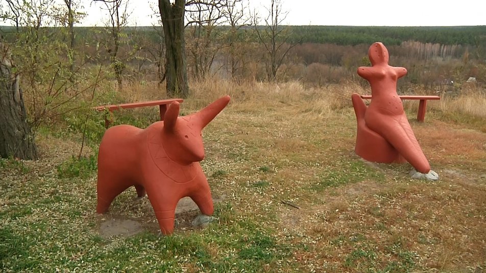 У селі на Житомирщині встановили ще дві бетонні скульптури за мотивами трипільської культури