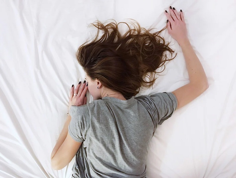  Chưa có nghiên cứu khoa học nào chứng minh ngủ không gối tốt cho mái tóc của bạn 