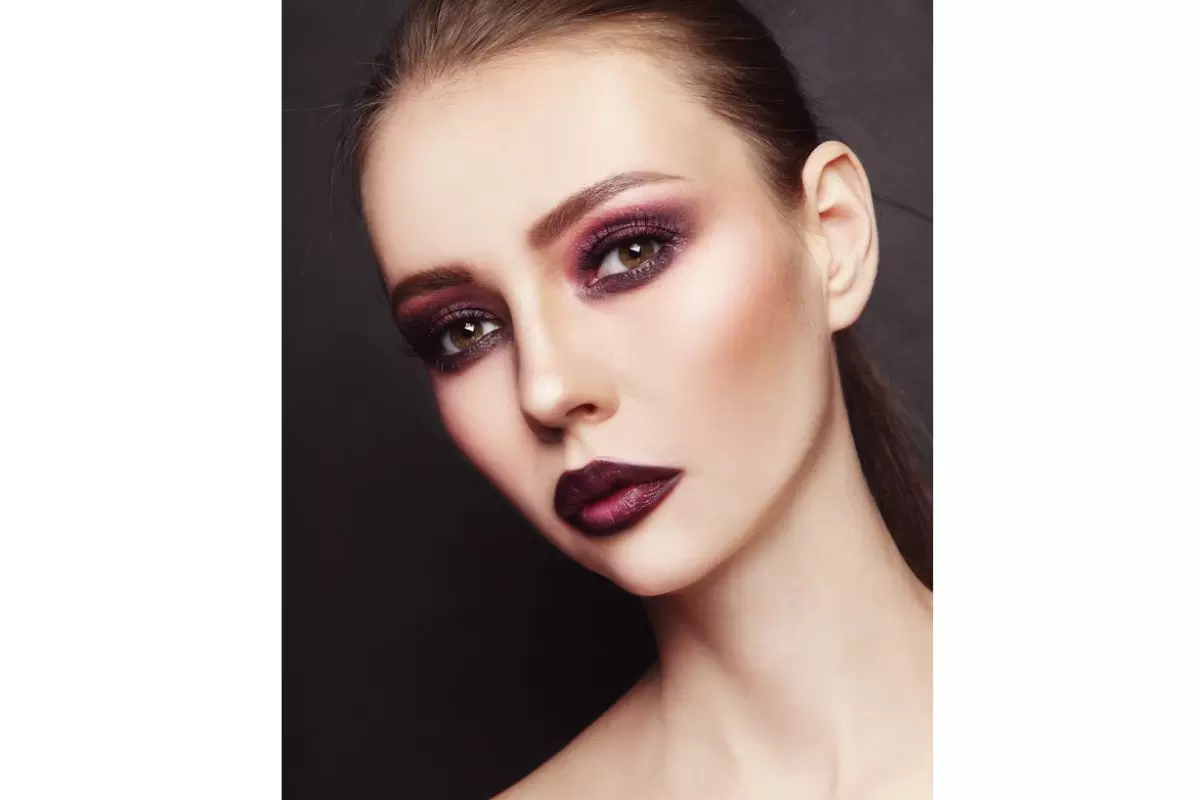 Full picture of a lady rocking the beautiful plum eyeshadow look