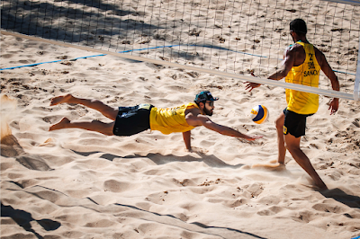 Bruno Schmidt e Saymon são derrotados pelos donos da casa (Foto: FIVB)