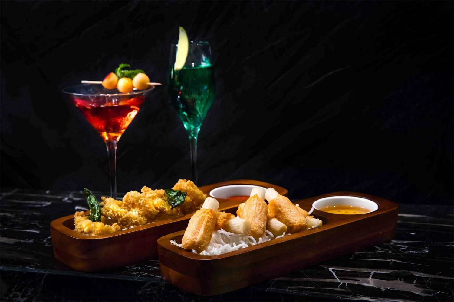 http://d2e5ushqwiltxm.cloudfront.net/wp-content/uploads/sites/23/2016/07/08043939/Corniche-Ultra-Lounge-tapatry-1.jpg