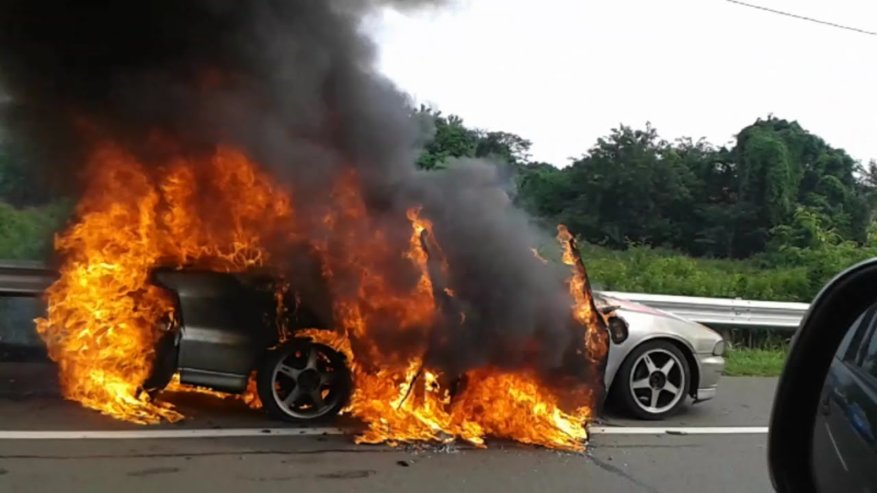 Gambar mobil terbakar di jalan tol